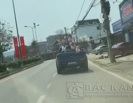 Hình ảnh vi phạm Chở người trên thùng xe trái quy định ngày 23/3 (ảnh cắt từ clip do người dân cung cấp)