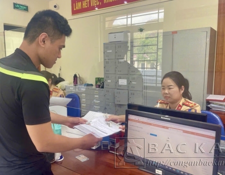 Người dân làm thủ tục cấp chứng nhận đăng ký xe tại Phòng Cảnh sát giao thông Công an tỉnh