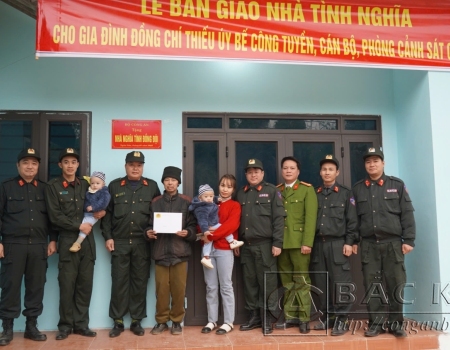 Lãnh đạo và CBCS phòng Cảnh sát cơ động, Công an tỉnh trao quà và nhận đỡ đầu 02 con nhỏ của đồng chí Bế Công Tuyền