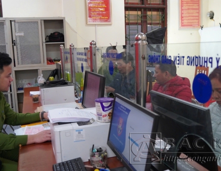Lực lượng Công an hướng dẫn người dân các thủ tục nôp hồ sơ cấp, đổi Giấy phép lái xe98a2a07b666f68c6b8ddb88e