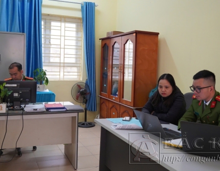  Cán bộ Công an tỉnh và cán bộ Trung tâm cai nghiện ma túy (thuộc Sở Lao động, Thương binh và Xã hội cũ)  trao đổi nghiệp vụ thực hiện nhiệm vụ