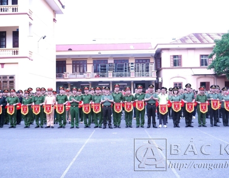 Lãnh đạo Công an tỉnh và đại biểu trao Cờ lưu niệm tặng các đoàn tham gia thi đấu