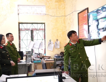 Công an xã Phúc Lộc và Công an thị trấn Chợ Rã trao trả tài sản cho du khách