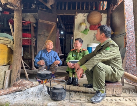 Trung tá Phạm Huy Dũng, Trưởng Công an thị trấn Chợ Rã, huyện Ba Bể và lực lượng tham gia bảo vệ an ninh trật tự tại cơ sở đến gặp gỡ bà Cao Thị Tám