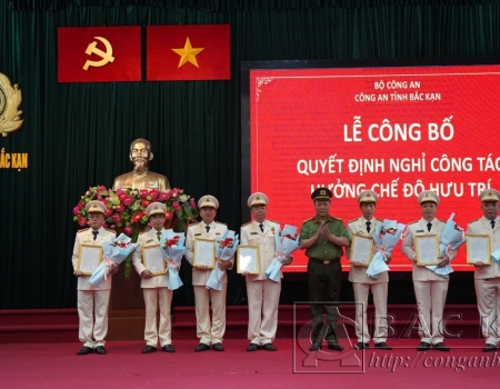 Đại tá Hà Văn Tuyên, Uỷ viên Ban thường vụ Tỉnh uỷ, Bí thư Đảng uỷ, Giám đốc Công an tỉnh trao Quyết định nghỉ hưu đối với 8 đồng chí