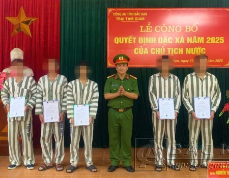 Đại tá,TS. Nguyễn Thanh Tuân - Phó Giám đốc Công an tỉnh trao Quyết định đặc xá của Chủ tịch nước cho các phạm nhân
