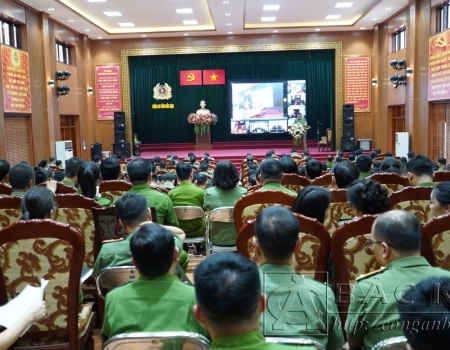 Các đại biểu dự tại điểm cầu hội trường lớn Công an tỉnh