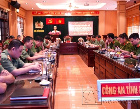 Đại tá Hà Trọng Trung, Phó Giám đốc Công an tỉnh chủ trì tại điểm cầu Công an Bắc Kạn
