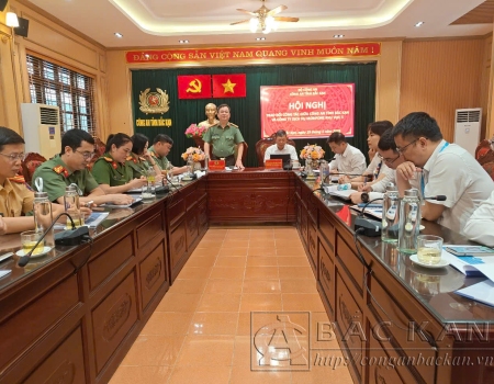 Đ/c Đại tá Thăng Quang Huy - Phó Giám đốc Công an tỉnh Bắc Kạn phát biểu tại hội nghị