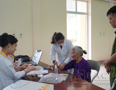 Công an xã Phúc Lộc và Công an thị trấn Chợ Rã trao trả tài sản cho du khách