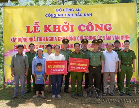 Công an xã Phúc Lộc và Công an thị trấn Chợ Rã trao trả tài sản cho du khách