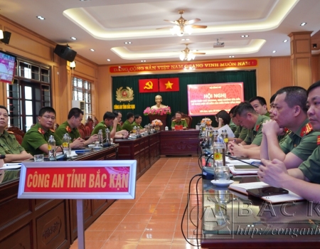 Thượng tá Lê Hồng Giang, Phó Giám đốc Công an tỉnh chủ trì hội nghị tại điểm cầu Công an Bắc Kạn