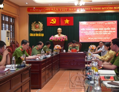 Công an xã Phúc Lộc và Công an thị trấn Chợ Rã trao trả tài sản cho du khách
