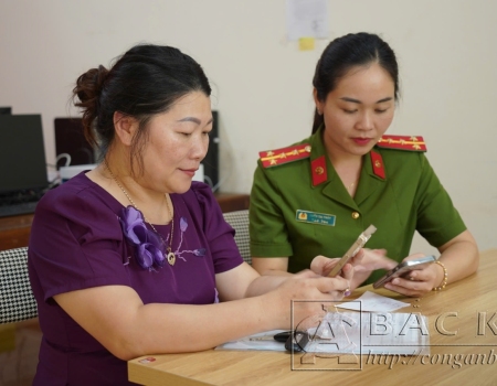 Công an Phường Sông Cầu hướng dẫn công dân góp ý dự thảo sửa đổi, bổ sung Hiến pháp năm 2013 trên VNeID
