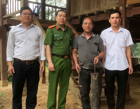 Chi bộ Công an xã Xuân La trao tặng chiếc kẻng cho Chi bộ Thôn Nặm Nhả