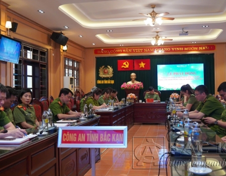 Đại tá Hà Trọng Trung, Phó Giám đốc Công an tỉnh và các đại biểu dự tại điểm cầu Công an tỉnh Bắc Kạn