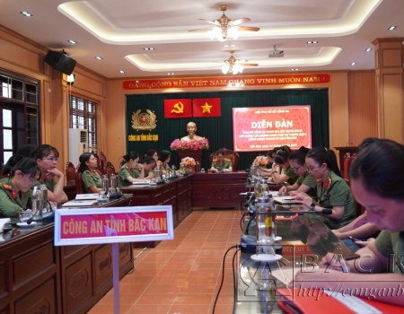 Đại diện lãnh đạo Phòng Công tác chính trị và các đại biểu dự tại điểm cầu Công an tỉnh Bắc Kạn