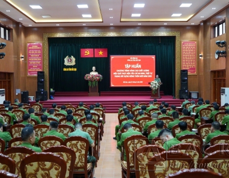 Công an xã Phúc Lộc và Công an thị trấn Chợ Rã trao trả tài sản cho du khách