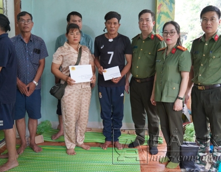 Công an xã Phúc Lộc và Công an thị trấn Chợ Rã trao trả tài sản cho du khách