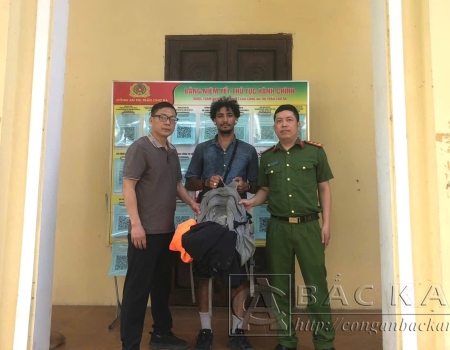 Công an xã Phúc Lộc và Công an thị trấn Chợ Rã trao trả tài sản cho du khách