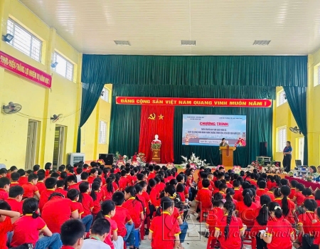 Công an xã Phúc Lộc và Công an thị trấn Chợ Rã trao trả tài sản cho du khách
