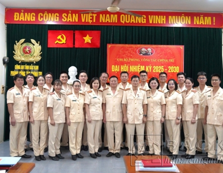 Thượng tá Lê Hồng Giang- Phó Giám đốc Công an tỉnh chúc mừng Đại hội