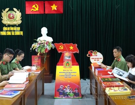 Ban Giám khảo cuộc thi tại Công an tỉnh Bắc Kạn tiến hành chấm điểm, lựa chọn những bài viết xuất sắc để trao giải và gửi về Bộ Công an tham gia vòng thi toàn quốc