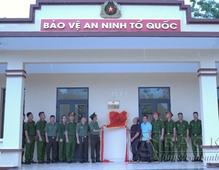 Các đại biểu thực hiện nghi thức khánh thành công trình