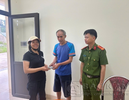 Chị Nông Thị Điềm vui mừng khi nhận lại tài sản