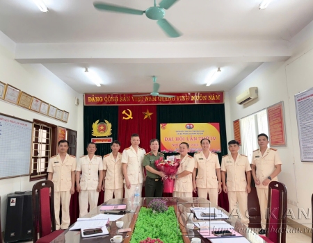 Thượng tá Lê Hồng Giang- Phó Giám đốc Công an tỉnh chúc mừng Đại hội