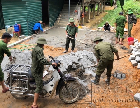 Công an xã Quảng Chu và lực lượng tham gia bảo vệ ANTT tại cơ sở hỗ trợ làm nền nhà lắp ghép
