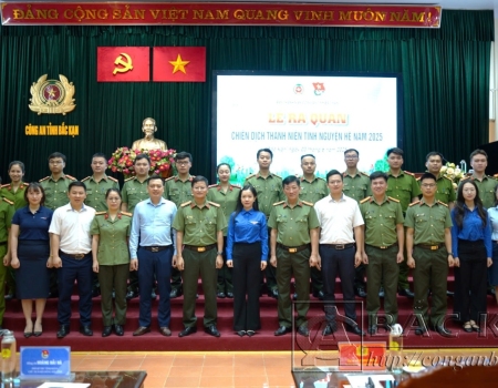 Các đại biểu chụp ảnh tại Lễ ra quân