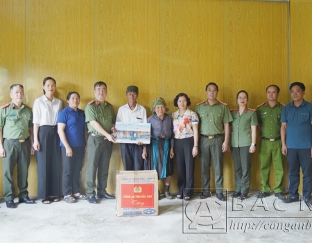 Thượng tá Lê Hồng Giang- Phó Giám đốc Công an tỉnh chúc mừng Đại hội