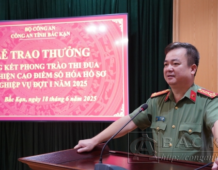 Đại tá Thăng Quang Huy, Phó Giám đốc Công an tỉnh biểu dương, ghi nhận những thành tích của lực lượng Hồ sơ trong đợt cao điểm.