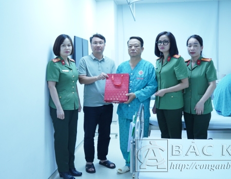 Thượng tá Lê Hồng Giang - Phó Giám đốc Công an tỉnh cùng đoàn công tác đến thăm hỏi, động viên và trao số tiền quyên góp ủng hộ cho đồng chí Nguyễn Huy Long