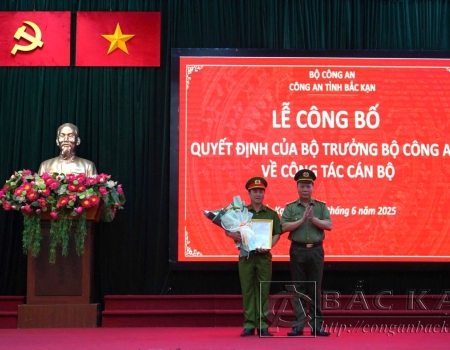 Đại tá Hà Văn Tuyên, Giám đốc Công an tỉnh trao quyết định cho Đại tá Nguyễn Thanh Tuân