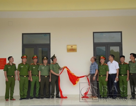 Đại tá Hà Trọng Trung, Phó Bí thư Đảng uỷ, Phó Giám đốc phụ trách Công an tỉnh Bắc Kạn và Đại diện chính quyền xã Như Cố thực hiện nghi thức khánh thành công trình