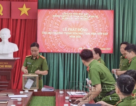 Đoàn công tác bàn giao nhà và tặng quà cho gia đình ông Phùng Văn Sùng 92 tuổi tại thôn Cốc Ỏ, xã Thuần Mang
