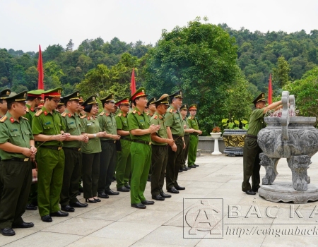 Thượng tá Lê Hồng Giang- Phó Giám đốc Công an tỉnh chúc mừng Đại hội