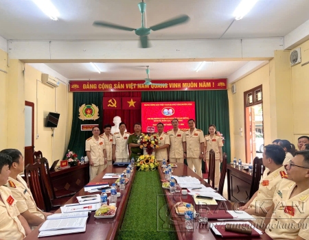 Thượng tá Lê Hồng Giang- Phó Giám đốc Công an tỉnh chúc mừng Đại hội