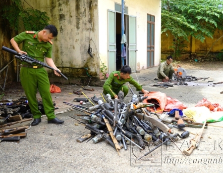 Thượng tá Lê Hồng Giang- Phó Giám đốc Công an tỉnh chúc mừng Đại hội
