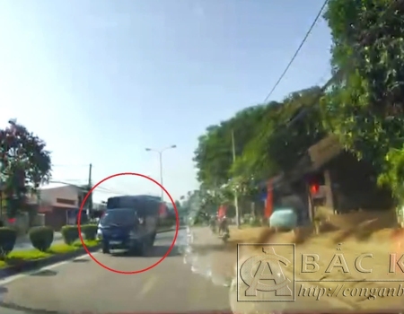 Xe ô tô đi ngược chiều trên tuyến đường có cắm biển Cấm đi ngược chiều (ảnh cắt từ video)