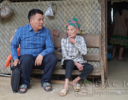 Thượng tá Lê Hồng Giang- Phó Giám đốc Công an tỉnh chúc mừng Đại hội