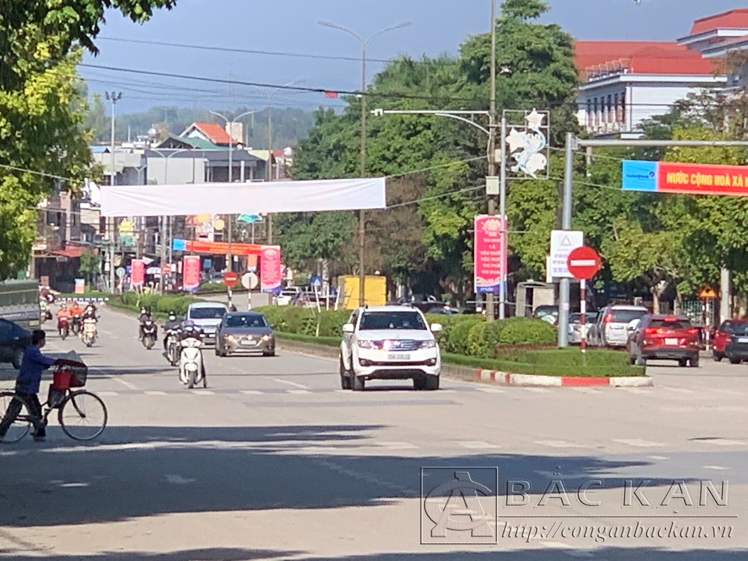 Trong thời hạn 30 ngày, kể từ ngày làm giấy tờ chuyển quyền sở hữu xe cần đến cơ quan đăng ký xe làm thủ tục cấp đăng ký, biển số.