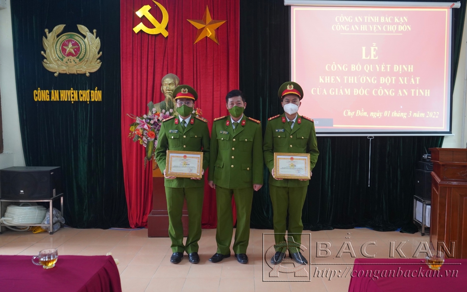Khen thưởng đột xuất 3 cá nhân có thành tích xuất sắc trong triệt phá vụ án đánh bạc