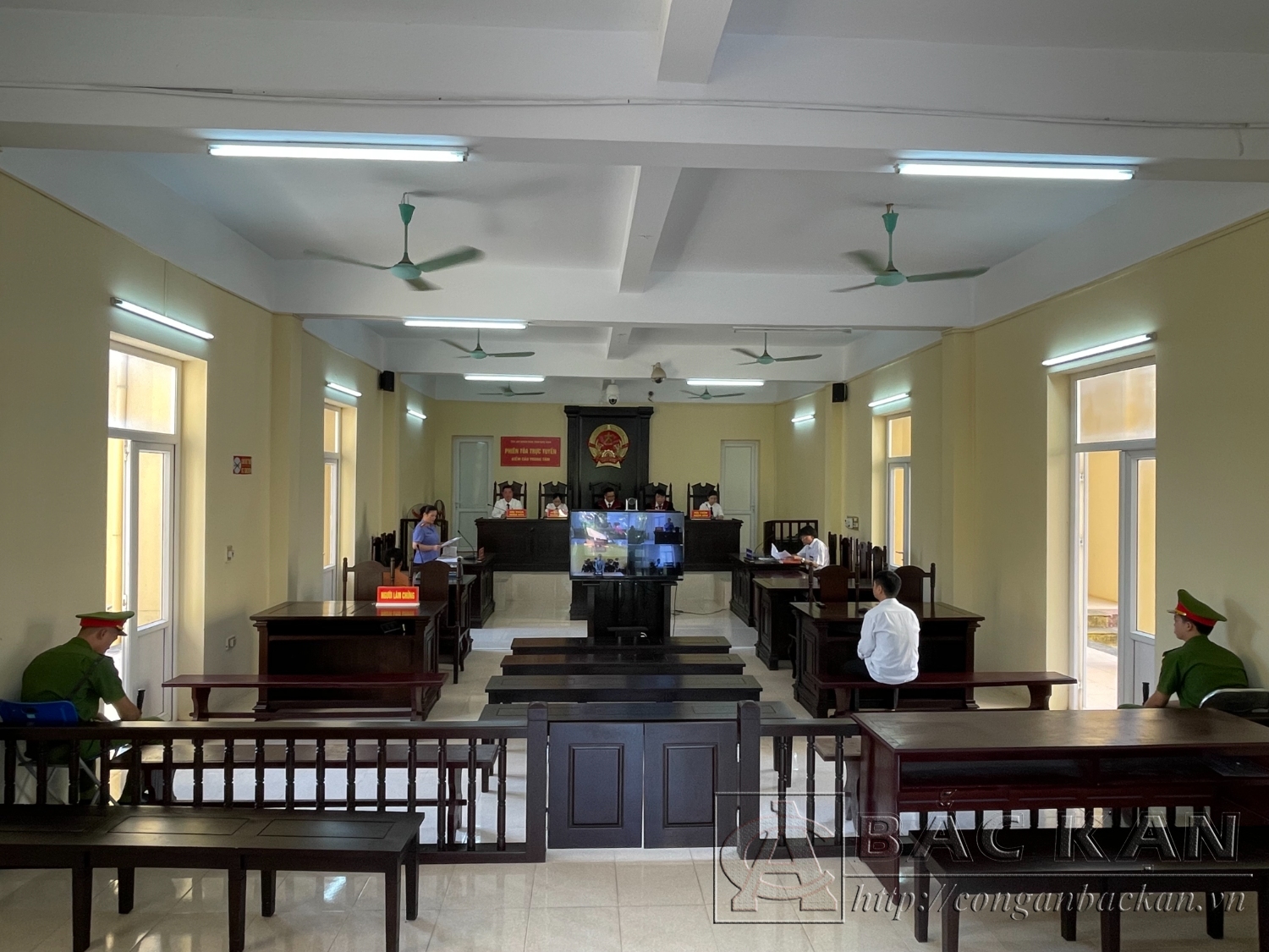 Phiên tòa xét xử bị cáo Phương Thị Thuyên bằng hình thức trực tuyến