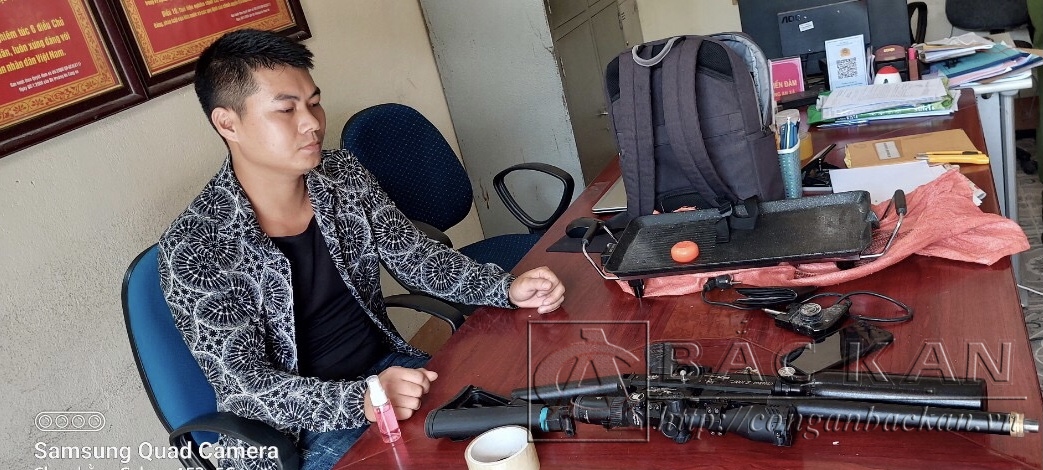 Vy Văn Hiếu và tang vật thu giữ là khẩu súng hơi