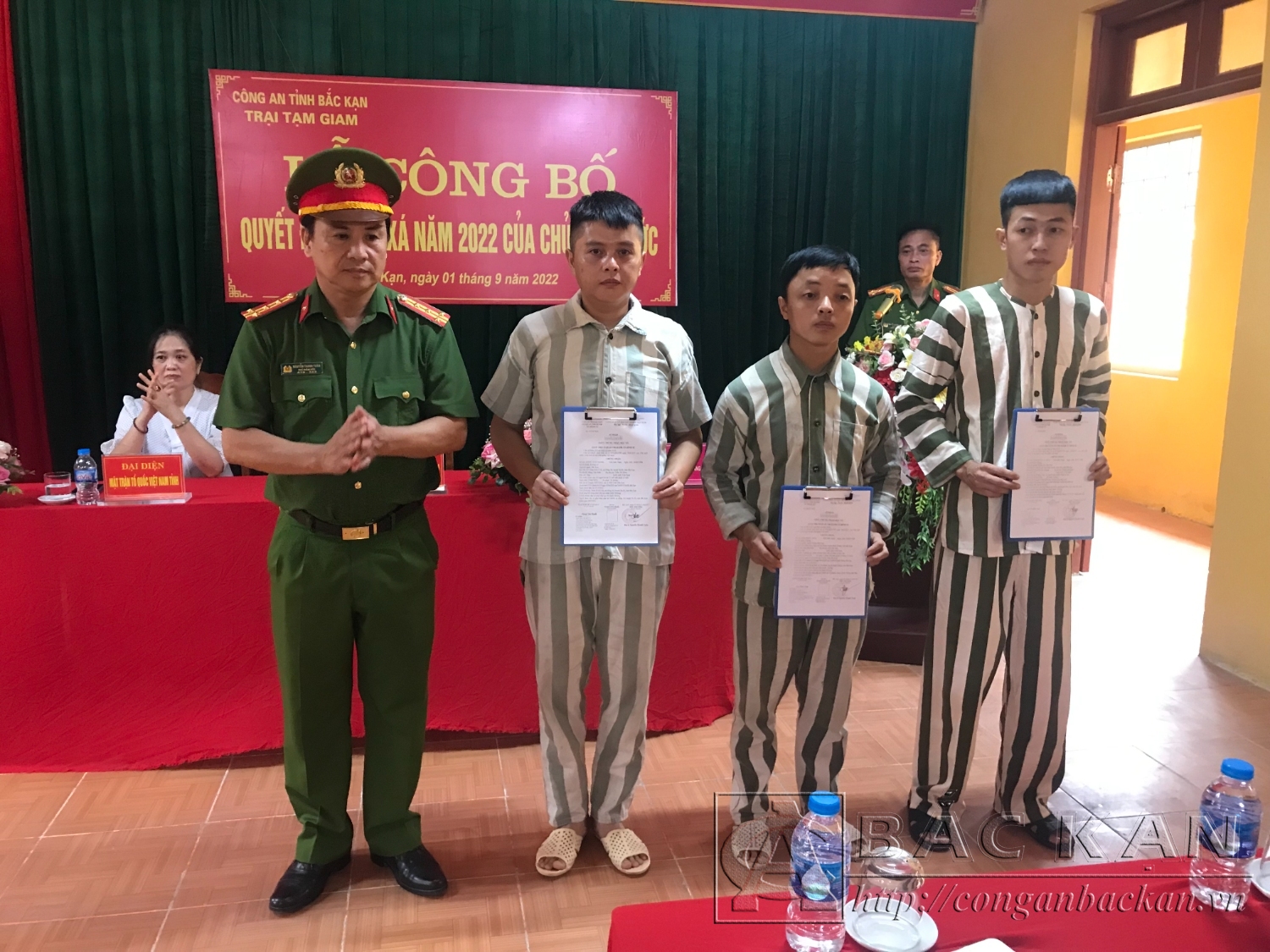 Đại tá Nguyễn Thanh Tuân, Phó Giám đốc Công an tỉnh Bắc Kạn trao quyết định đặc xá tha tù trước thời hạn của Chủ tịch nước cho 03 phạm nhân được đặc xá dịp Quốc khánh 2/9 năm nay