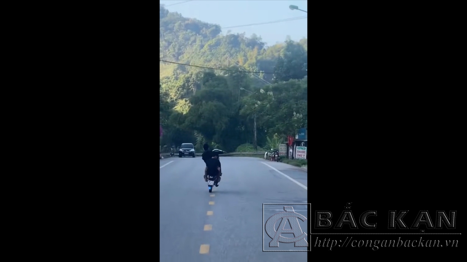 Hành vi vi phạm bốc đầu xe của 2 thanh thiếu niên (Ảnh cắt từ Clip)