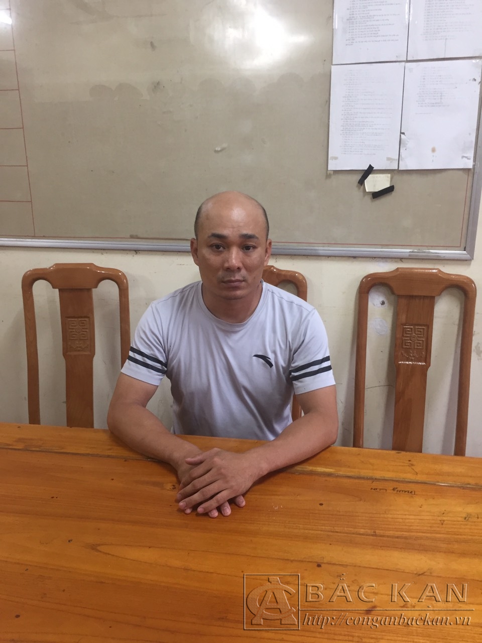 Đối tượng Bùi Đức Dũng đến đầu thú tại Cơ quan CSĐT Công an huyện Chợ Mới, tỉnh Bắc Kạn